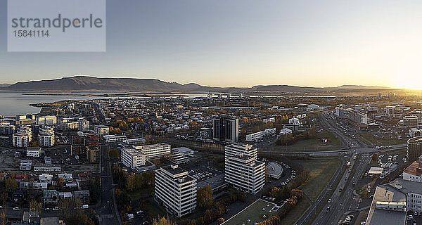 Moderne Küstenstadt bei Sonnenuntergang