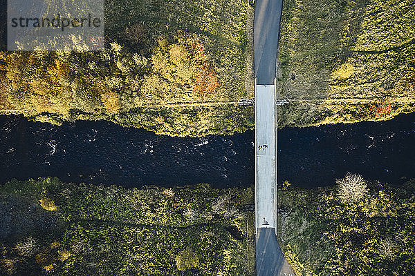 Fluss und Brücke in herbstlicher Natur