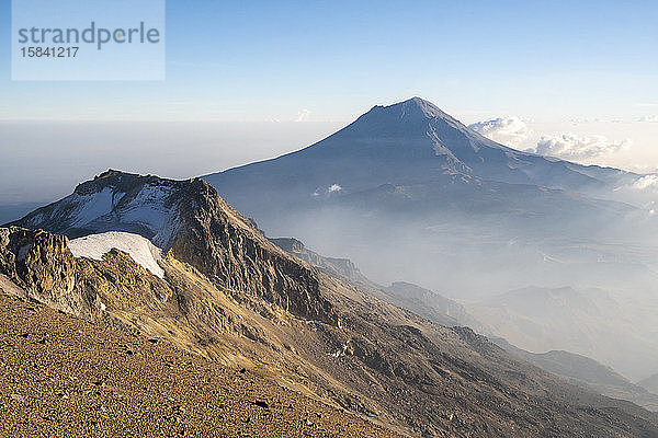 Blick auf den Vulkan Popocatepetl vom Gipfel des Vulkans Iztaccihuatl