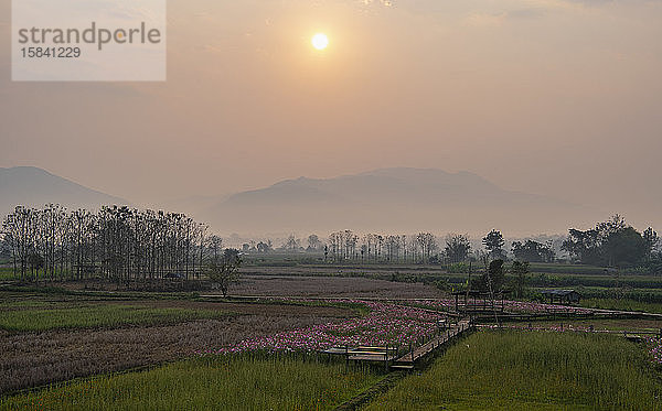 Sonnenaufgang in der Provinz Nan im Norden Thailands
