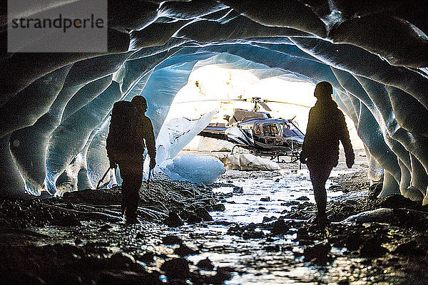 Ein abenteuerlustiges Paar taucht aus einer Eishöhle auf  um ihren Hubschrauber zu finden.