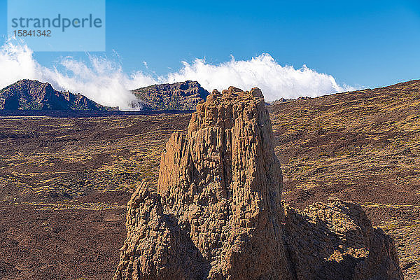 El Teide-Nationalpark mit roter Felsformation  Menschen klettern