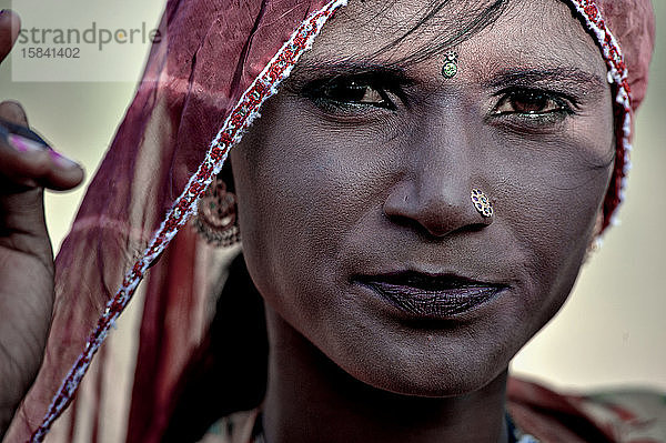 Rajasthanische Frau mit rötlicher Schminke und traditioneller Kleidung