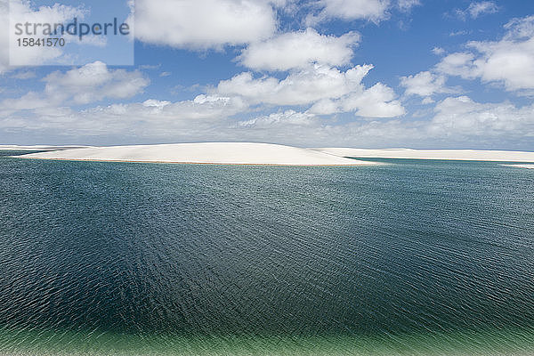 Ein riesiger grüner See inmitten des Lencois-Maranhenses-Nationalparks