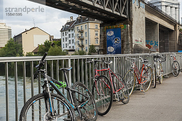 Fahrräder an der Brücke über die Limmat gesperrt  ZÃ¼rich  Schweiz