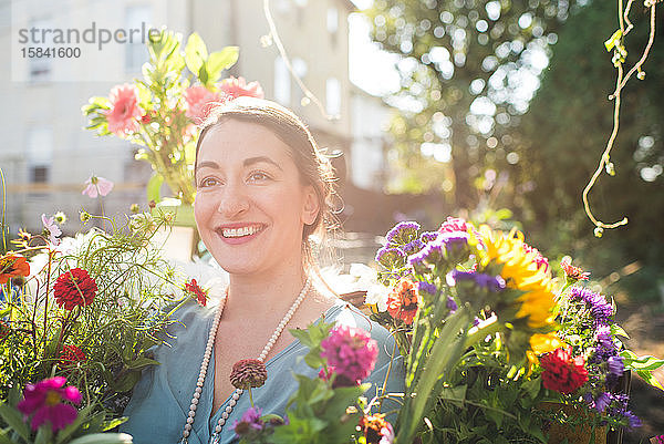 glückliche Frau im Blumengarten
