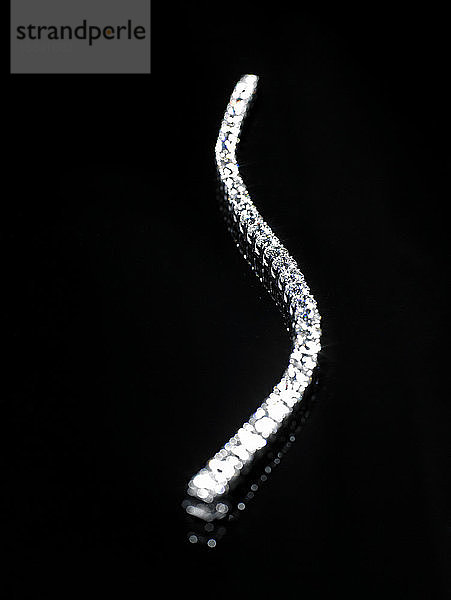 Diamantarmband auf schwarzem Hintergrund