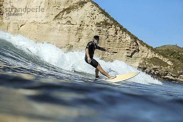 Surfer auf einer Welle