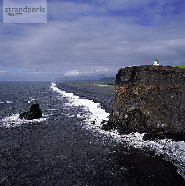 der Leuchtturm auf der Klippe von DyrhÃ³laey im SÃ?den Islands