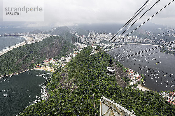 Schöne Aussicht von der Zuckerhut-Seilbahn auf die Stadtlandschaft  Rio