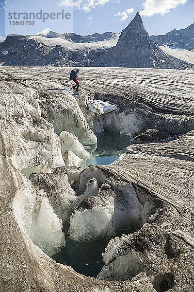 Mann am Schmelzwasserteich  Snowbird-Gletscher  Talkeetna-Gebirge  Alaska