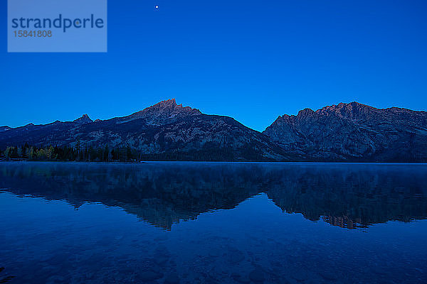 Jenny Lake im Morgengrauen im Grand Teton Natinal Park.