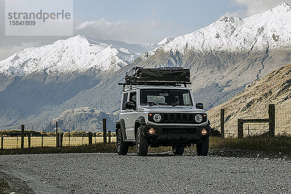 Weißer Geländewagen auf unbefestigter Straße im Mount Aspiring National Park  Neuseeland