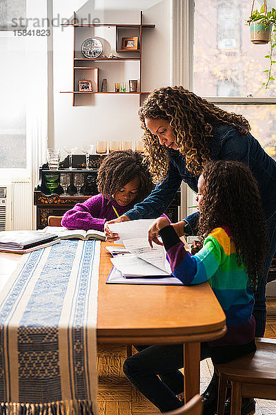 Reife Frau unterstützt Töchter beim Studium zu Hause