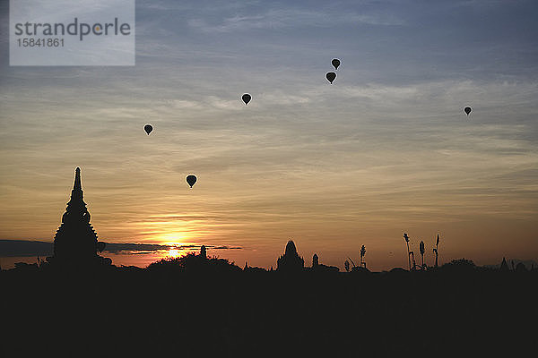 Heissluftballons während des Sonnenaufgangs über den Tempeln in Bagan  Myanmar