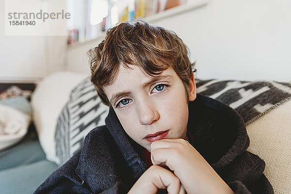 Porträt eines traurigen Jungen mit Erkältung oder Grippe