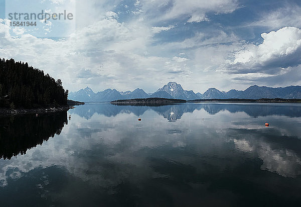 Jackson Lake in der Nähe des Teton-Nationalparks an einem klaren und ruhigen Tag
