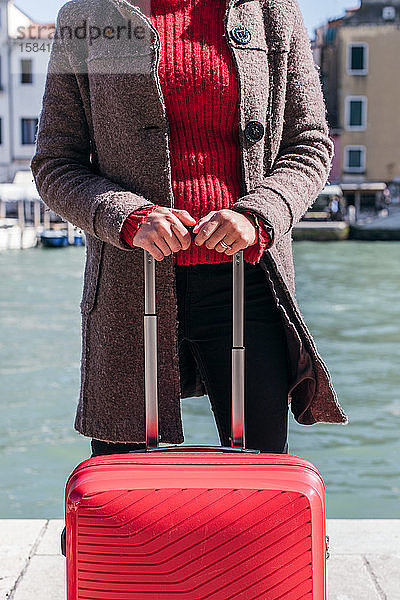 Nahaufnahme einer Frau mit Gepäck Reisetasche