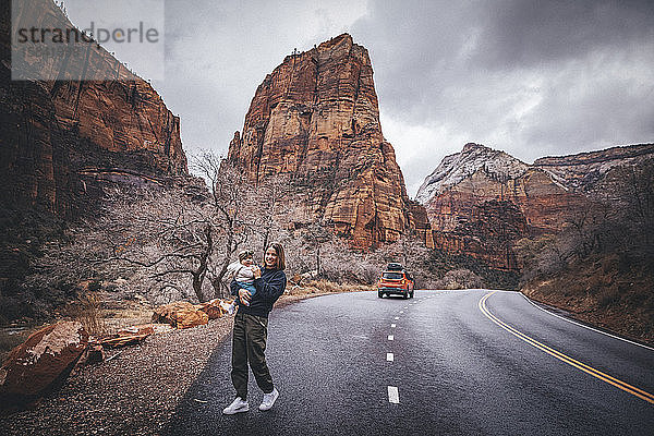Eine Frau mit einem Kind spaziert im Zion-Nationalpark  Utah