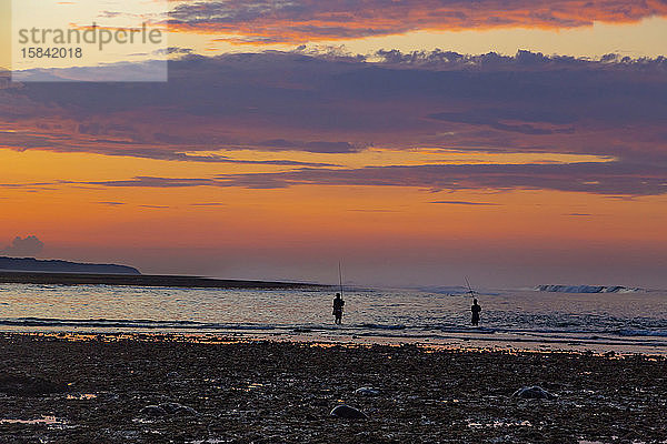 Sonnenaufgangslandschaft  Fischer  Insel Sumbawa  Indonesien