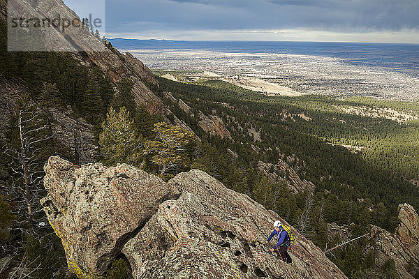 Frau erklimmt Flatiron-Felsplatte über Boulder  Colorado