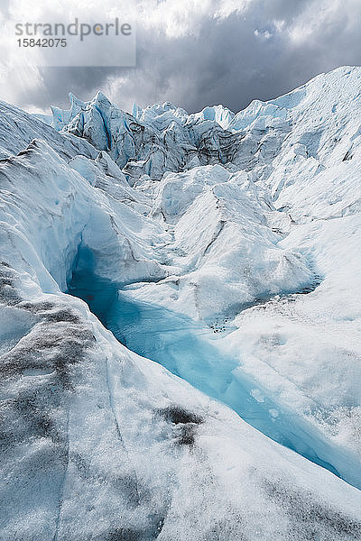 Landschaftliche Ansicht des blauen Sees auf dem Gletscher Perito Moreno