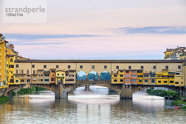 Ponte Vecchio am Arno und Gebäude in der Altstadt bei Sonnenaufgang  Florenz (Firenze)  Toskana  Italien