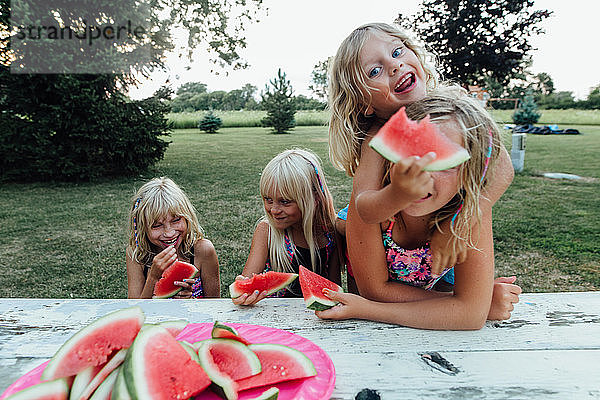 Kinder  die im Sommer dumm sind  wenn sie draußen Wassermelone essen