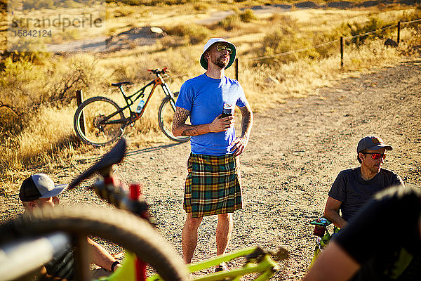 Mountainbiker bei einem Drink nach der Fahrt.