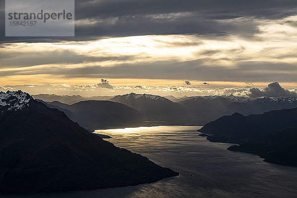 Alpen-Sonnenuntergang über den Bergen und einem See in Neuseeland