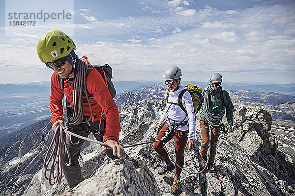 Kletterführer führt zwei Kunden auf den Gipfel des Grand Teton