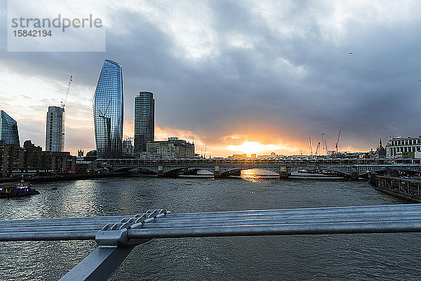 Blick auf das Londoner Stadtzentrum und die Themse bei Sonnenuntergang