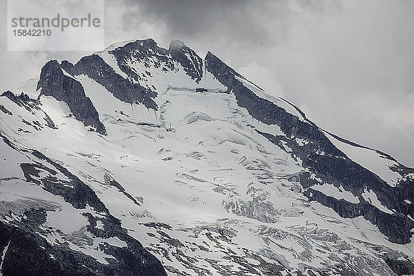 Szenische Ansicht eines Gletschers an der Seite eines Berges in Britisch-Kolumbien.