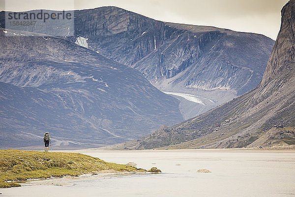 Einsamer Rucksacktourist beim Wandern durch den Akshayak-Pass  Auyuittuq-Nationalpark.