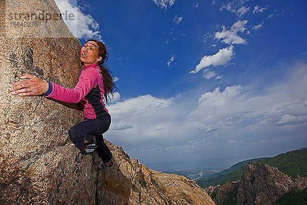 Bergsteigerin beim Bouldern im Seroksan-Nationalpark in Südkorea