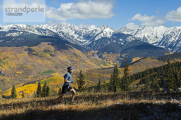 Mann läuft Kamm mit Blick auf die Gore Range-Berge in Vail  Colorado