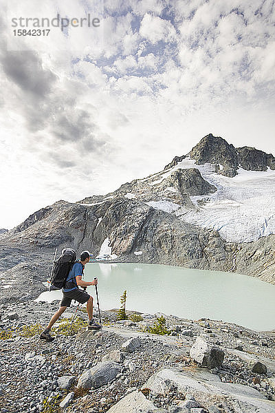 Backpacker-Wandern mit Blick auf See und Berge