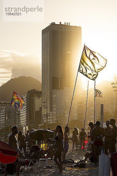 Schöne Aussicht auf Flagge und Gebäude bei Sonnenuntergang am Copacabana-Strand