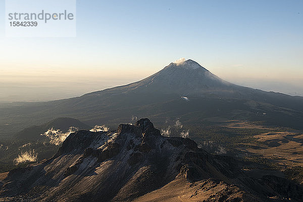 Blick auf den Vulkan Popocatepetl vom Iztaccihuatl in Mexiko