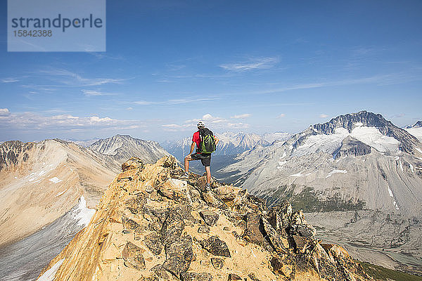 Wanderer steht auf dem Gipfel des Ockerberges  Kanada.