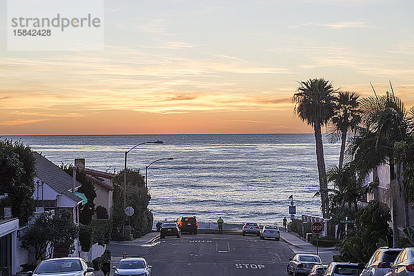 Sonnenuntergang an der Küste von der Marine Street aus gesehen. La Jolla  Kalifornien.