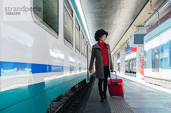 Elegante Frau auf Geschäftsreise im Zug