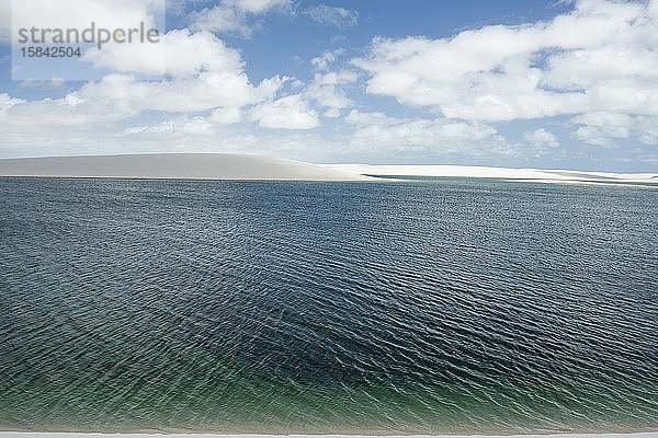 Ein riesiger grüner See inmitten des Lencois-Maranhenses-Nationalparks