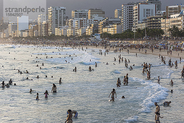 Badegäste am Strand von Ipanema Beach mit Gebäuden auf der Rückseite des Strandes