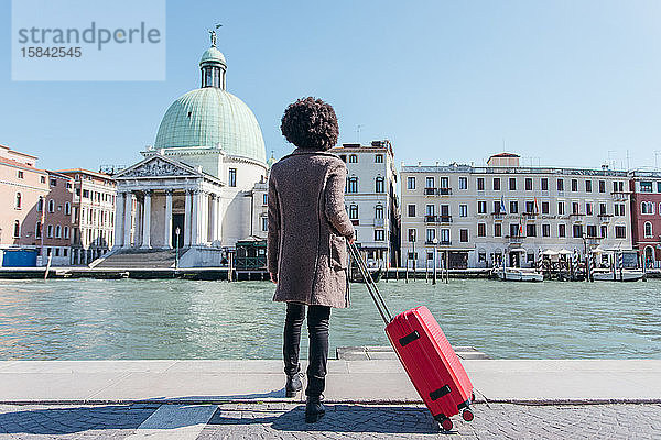 Touristische junge Frau auf Urlaubsreise