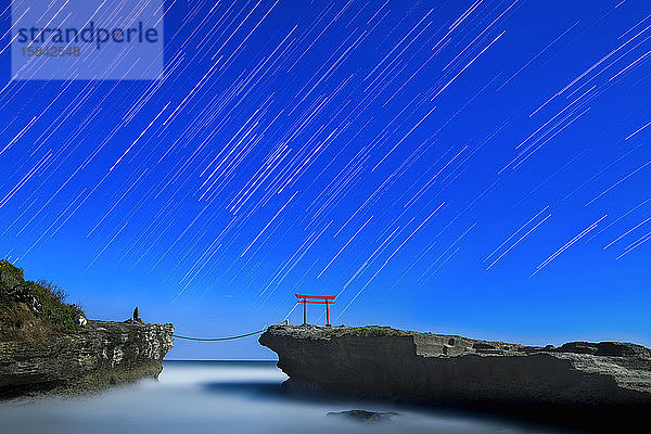 Sternenpfade über dem Torii-Tor im Meer beim Shirahama-Schrein  Halbinsel Izu  Japan