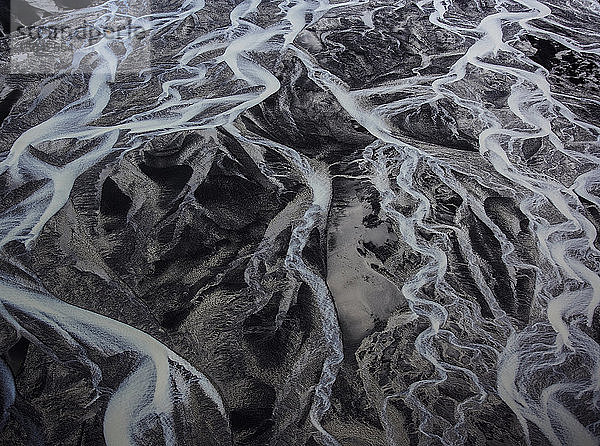Luftaufnahme von mäandrierenden Gletscherflüssen in Südisland