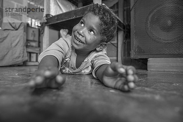 Lächelndes kleines Kind aus einer Quilombola-Gemeinde aus dem Nordosten Brasiliens