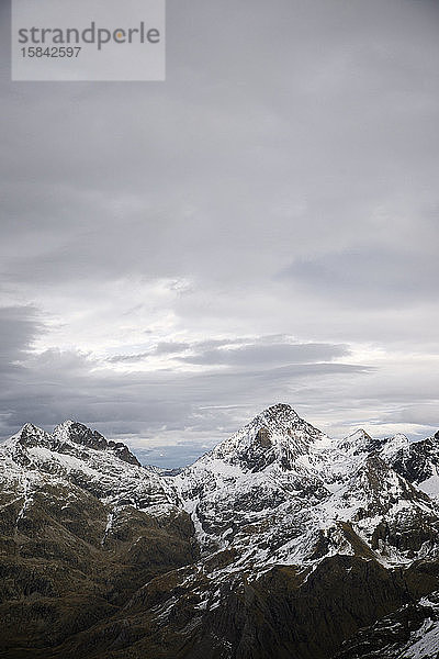 Schneebedeckte Gipfel im Tena-Tal  Provinz Huesca  Aragonien in Spanien.