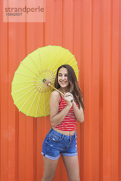 Schöne Frau mit traditionellem japanischen Regenschirm